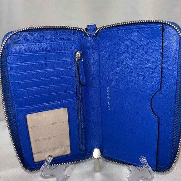 Michael Kors Blue Jet Set Large Pebbled Leather Smartphone Wallet - Picture 7 of 10